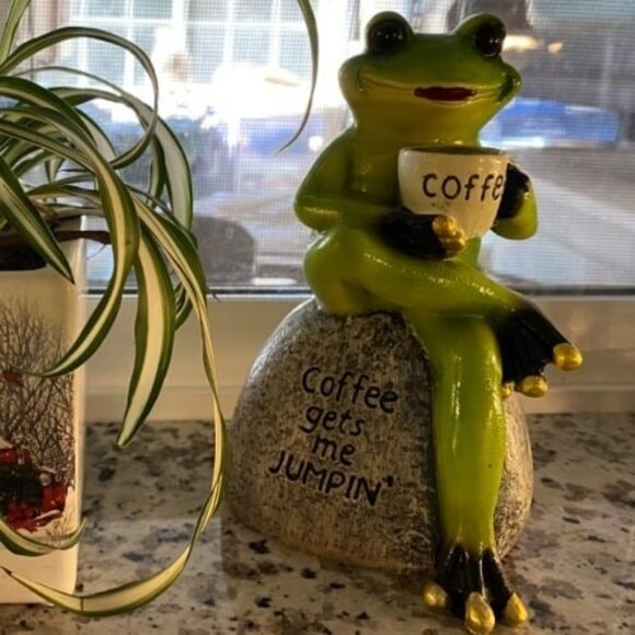 Frog Statue for Garden, Drinking Coffee Green Frog Figurine for Outdoor Decor - Picture 2 of 3